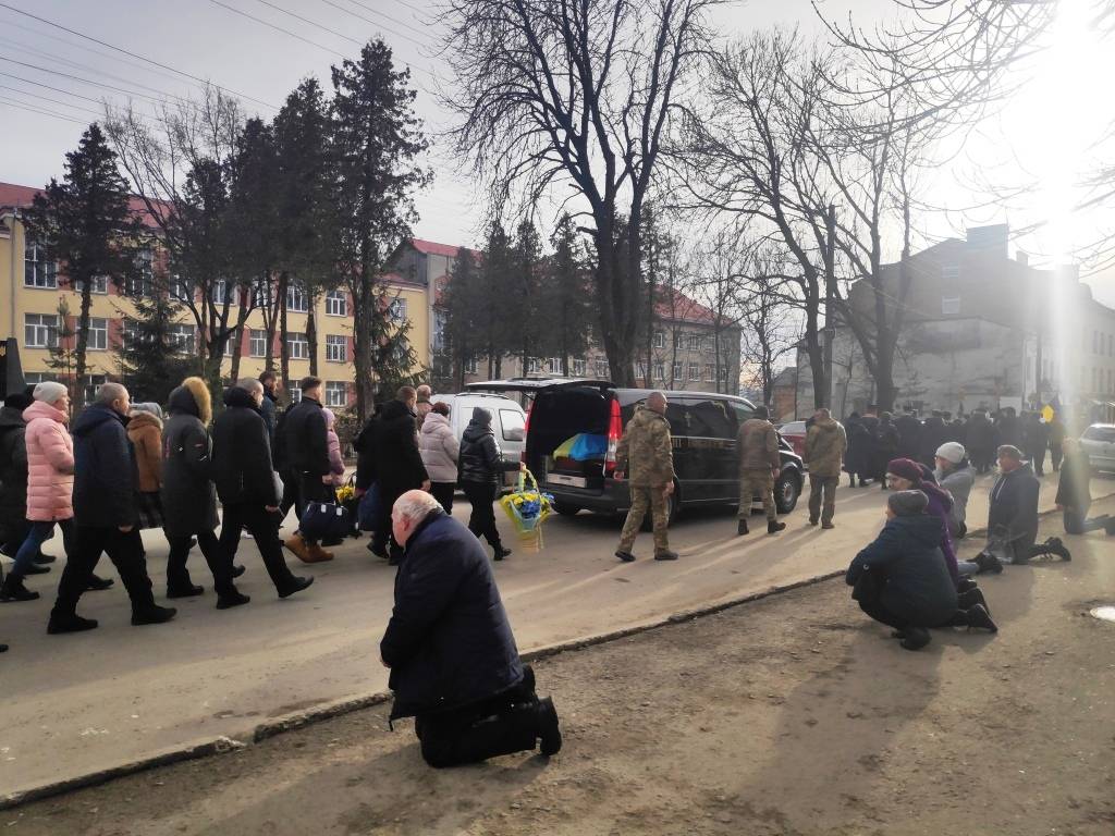 У Тлумачі провели в останню путь загиблого воїна Іллю Мартинова