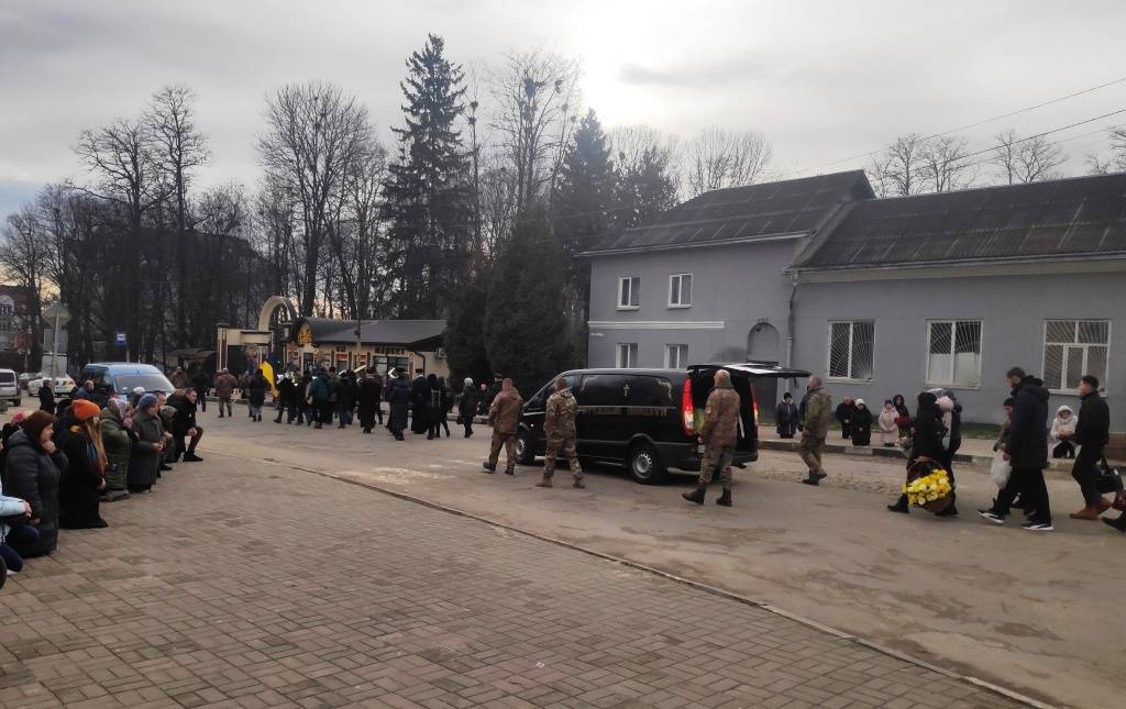 У Тлумачі провели в останню путь загиблого воїна Іллю Мартинова