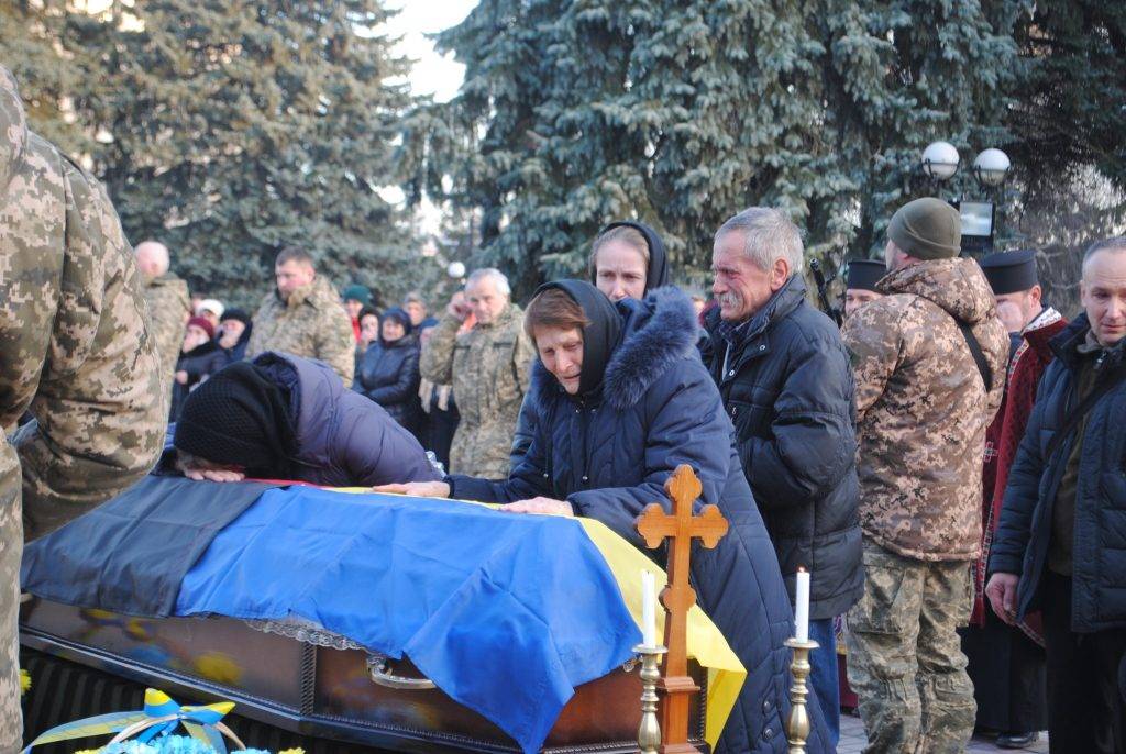 Рогатинська громада на колінах зустрічала полеглого Героя Юрія Іванціва