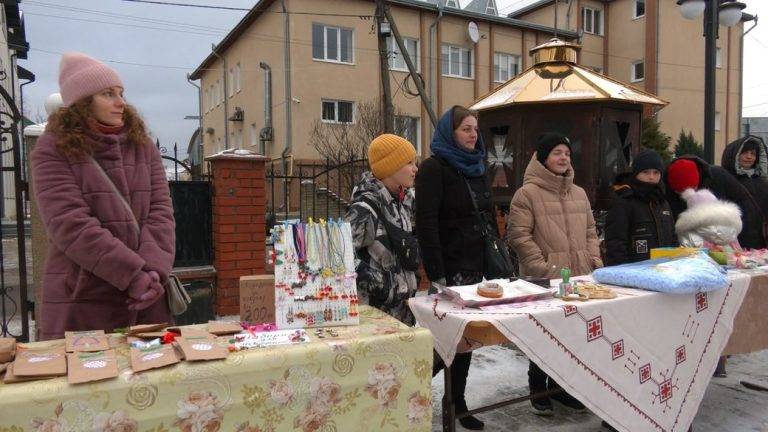 В передмісті Івано-Франківська провели благодійний ярмарок, щоб зібрати кошти для ЗСУ