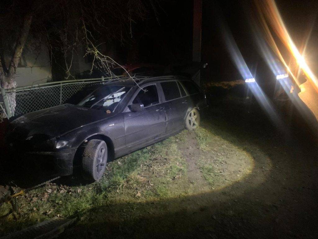 У Коломиї BMW злетіло з дороги та протаранило електроопору, а потім паркан