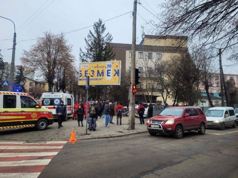 У Івано-Франківську п’яний водій збив жінку ще й протаранив паркан