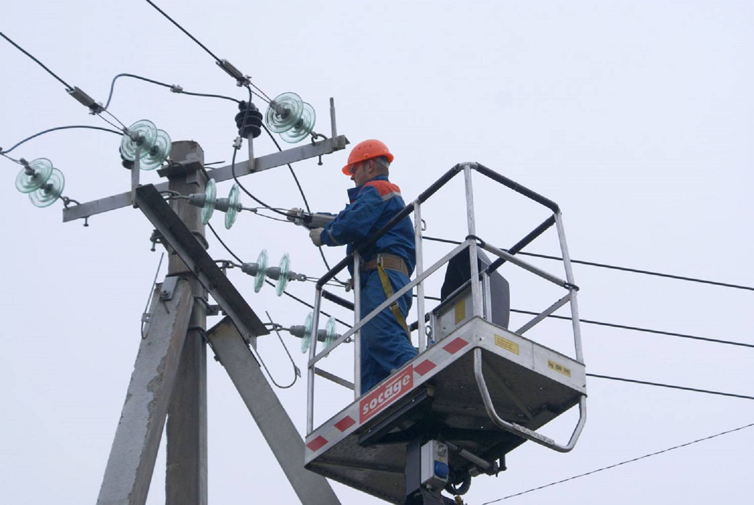 У “Прикарпаттяобленерго” просять прикарпатців телефонувати їм лише у випадку аварій