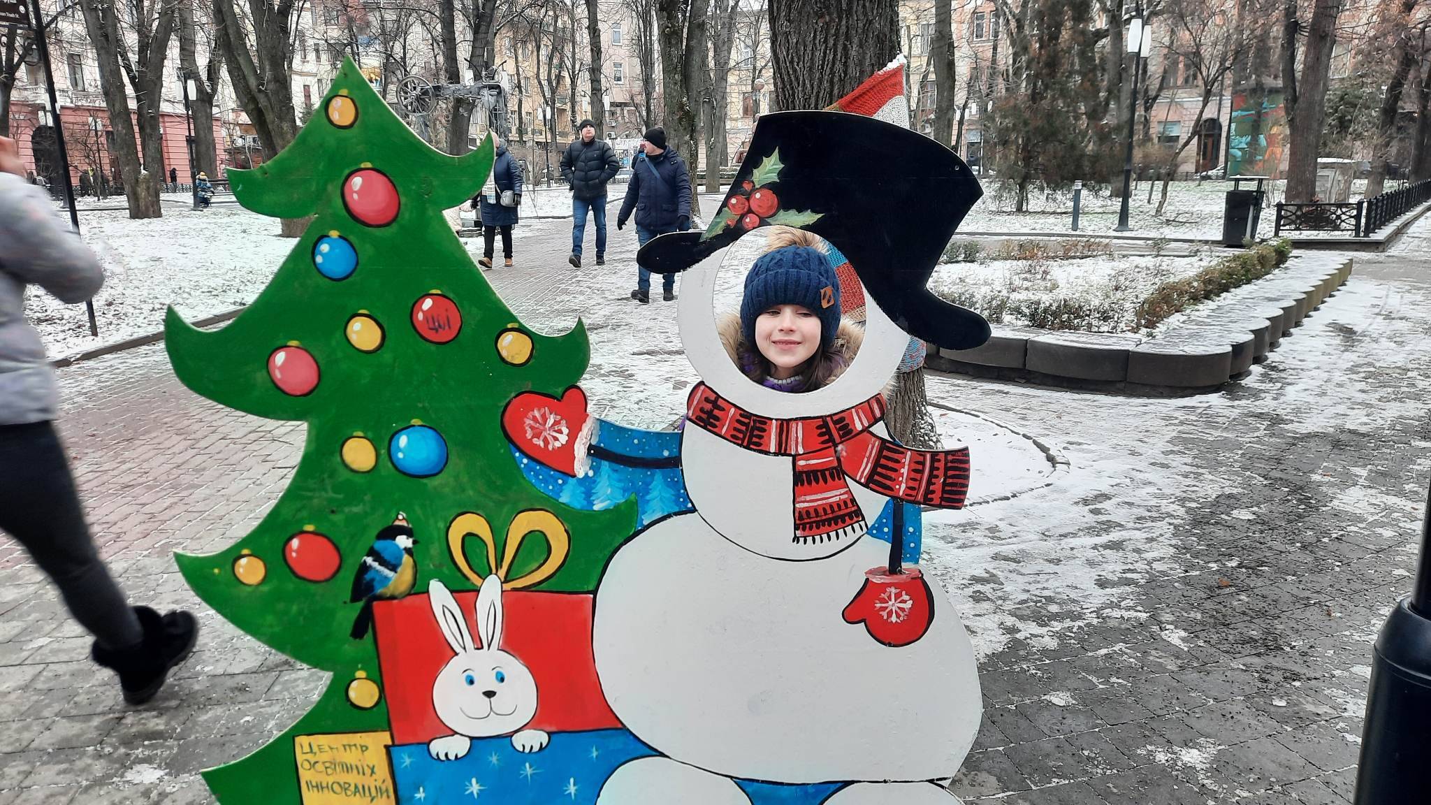 У сквері позаду медуніверситету облаштували новорічну фотозону