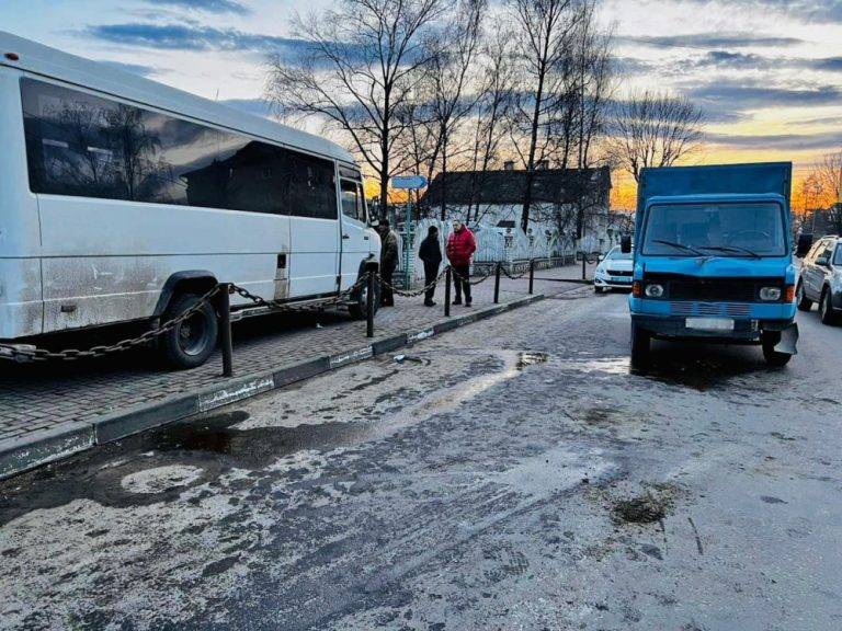 У Надвірній мікроавтобус влетів у припарковане авто, є загиблий