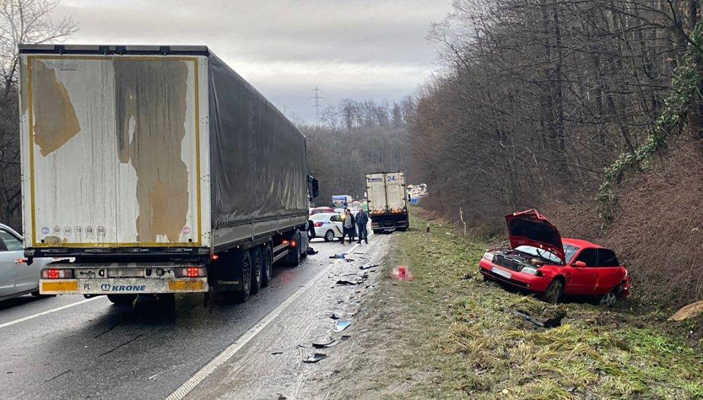 У жахливій автотрощі за участі автопоїзда та легковика загинув 29-річний прикарпатець