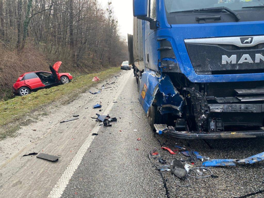 У жахливій автотрощі за участі автопоїзда та легковика загинув 29-річний прикарпатець