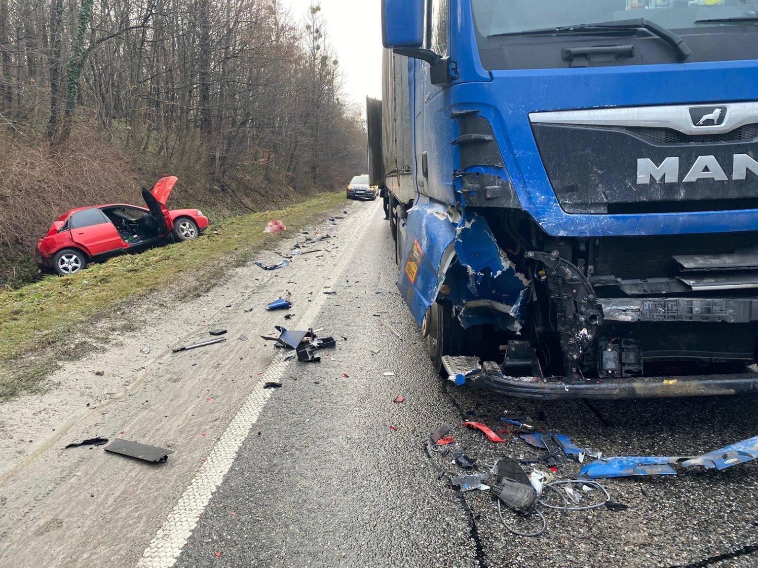 У жахливій автотрощі за участі автопоїзда та легковика загинув 29-річний прикарпатець