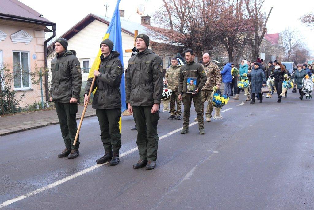 Без батька залишилося 6 дітей, а без дідуся 11 онуків - в Калуші попрощалися із воїном Олегом Швецем