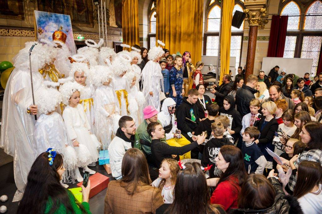 У День святого Миколая Kalush Orchestra завітали до найбільшої української школи в Австрії