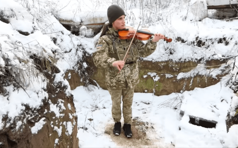 Українська прикордонниця зворушливо виконала "Червону калину" на скрипці просто в окопі