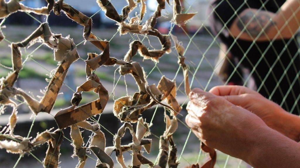 Переселенка з Донеччини: «Коли 9-місячний син засинає, я йду плести маскувальні сітки…»