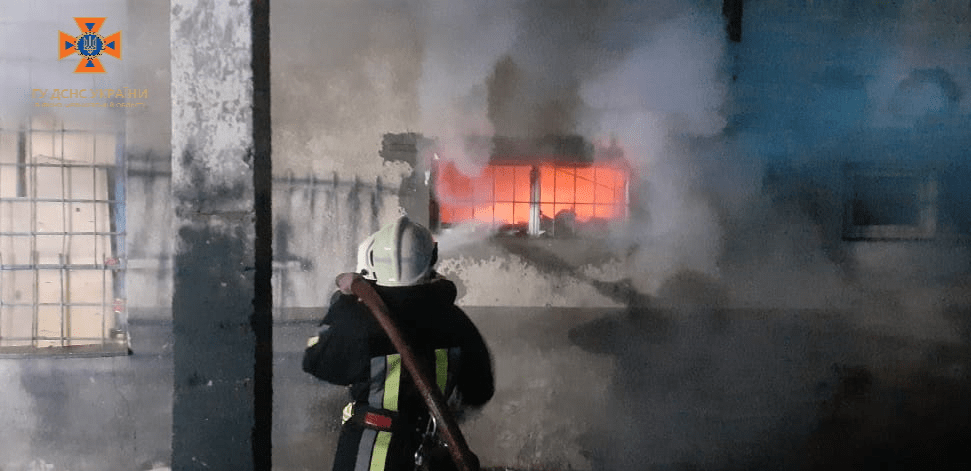 Вогнеборці ліквідували пожежу складського приміщення в Івано-Франківську