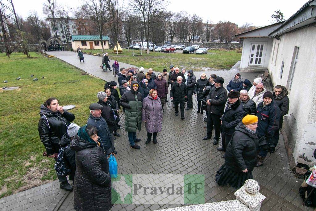 Франківчани прийшли на протест проти єпископа никити,Франківці протестують проти московського патріархату в Україні,геть московського ропа