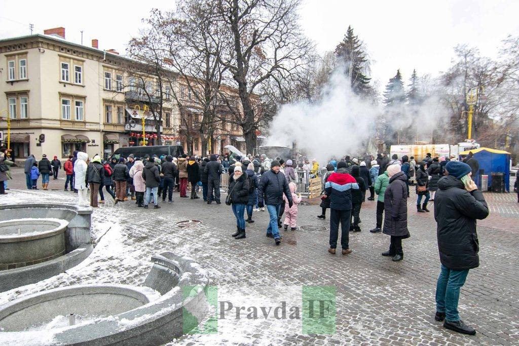 У центрі Франківська зварили дві тисячі літрів борщу - нагодують всіх охочих