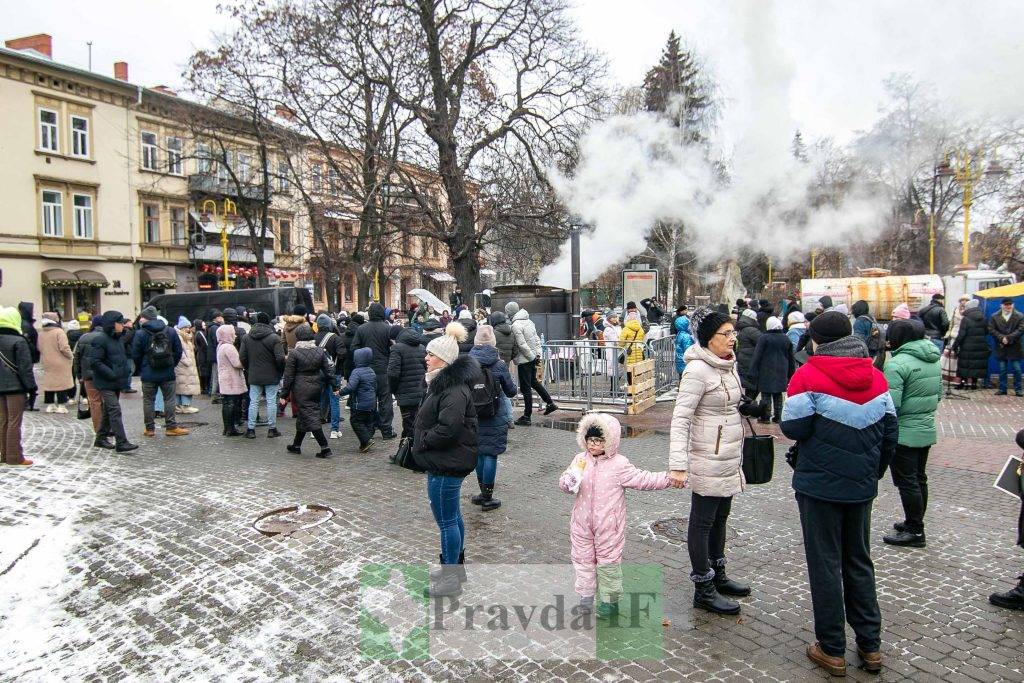 У центрі Франківська зварили дві тисячі літрів борщу - нагодують всіх охочих