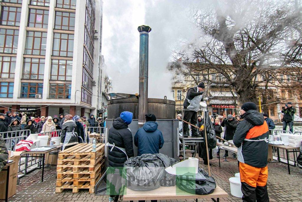 У центрі Франківська зварили дві тисячі літрів борщу - нагодують всіх охочих