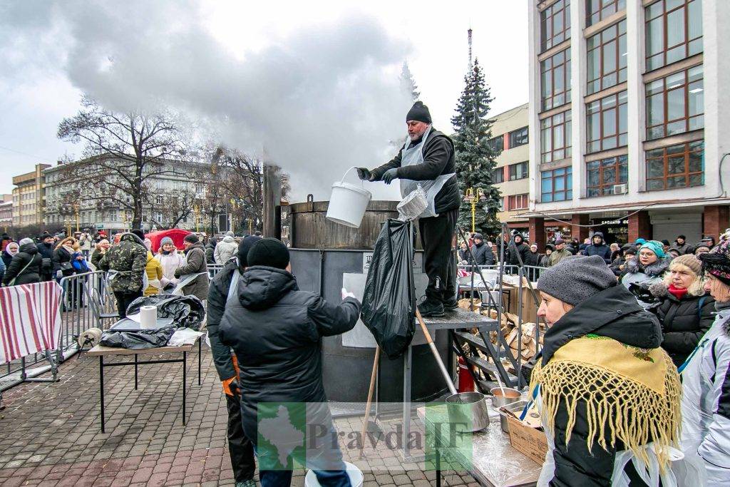 У центрі Франківська зварили дві тисячі літрів борщу - нагодують всіх охочих