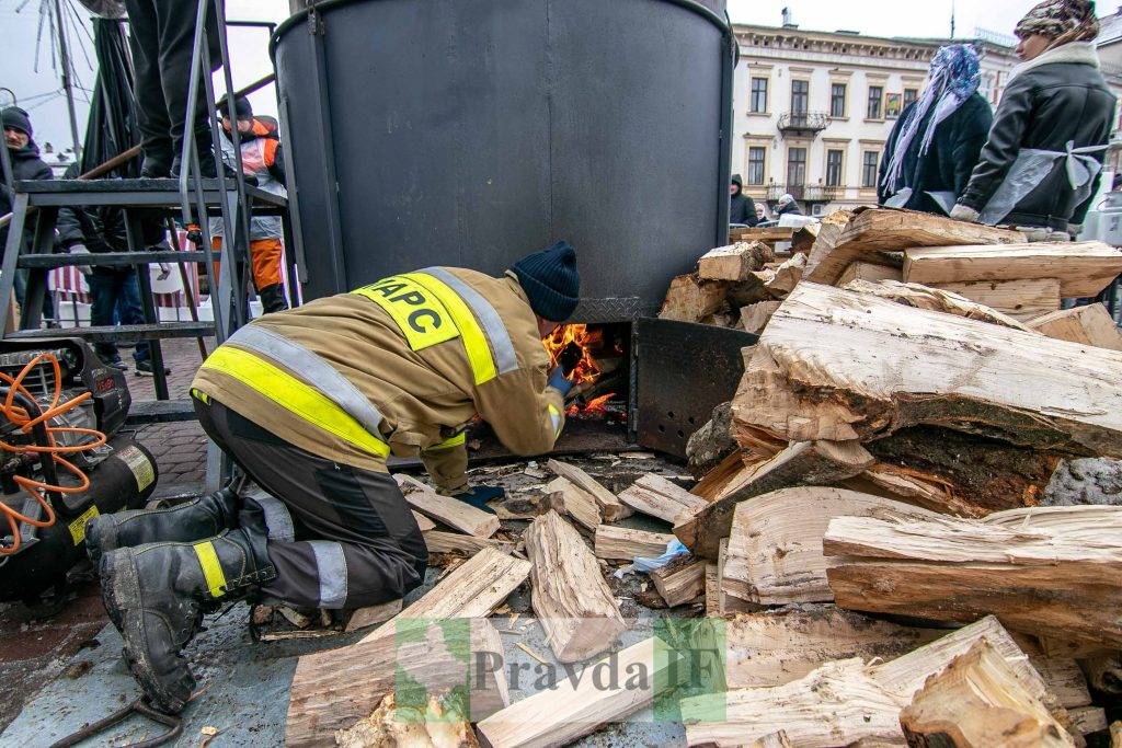 У центрі Франківська зварили дві тисячі літрів борщу - нагодують всіх охочих