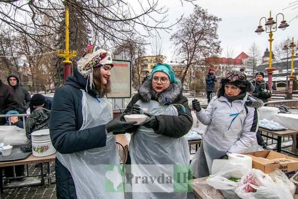 У центрі Франківська зварили дві тисячі літрів борщу - нагодують всіх охочих