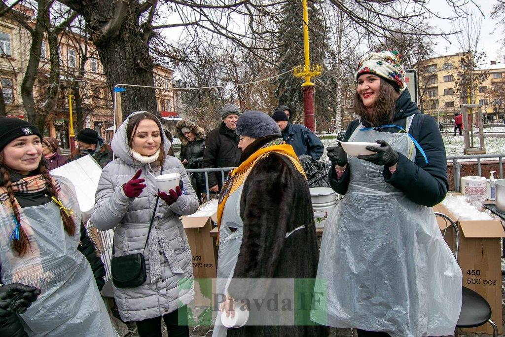 У центрі Франківська зварили дві тисячі літрів борщу - нагодують всіх охочих