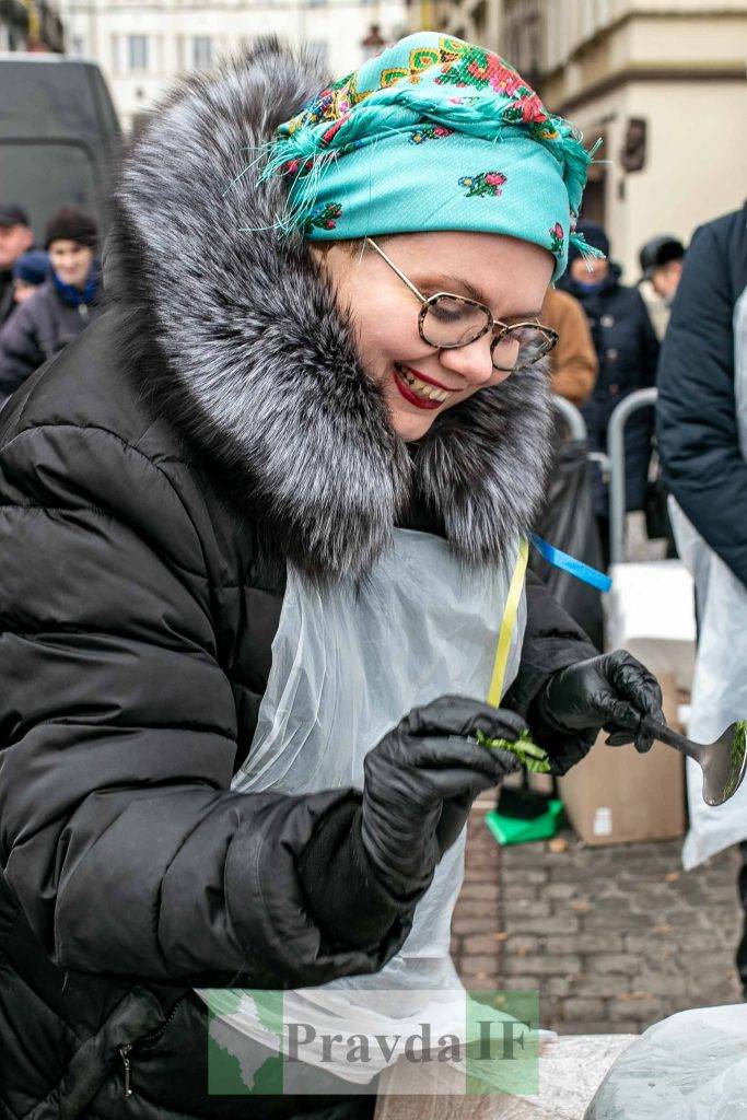 У центрі Франківська зварили дві тисячі літрів борщу - нагодують всіх охочих