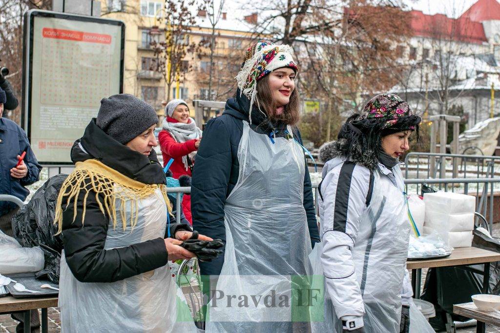 У центрі Франківська зварили дві тисячі літрів борщу - нагодують всіх охочих