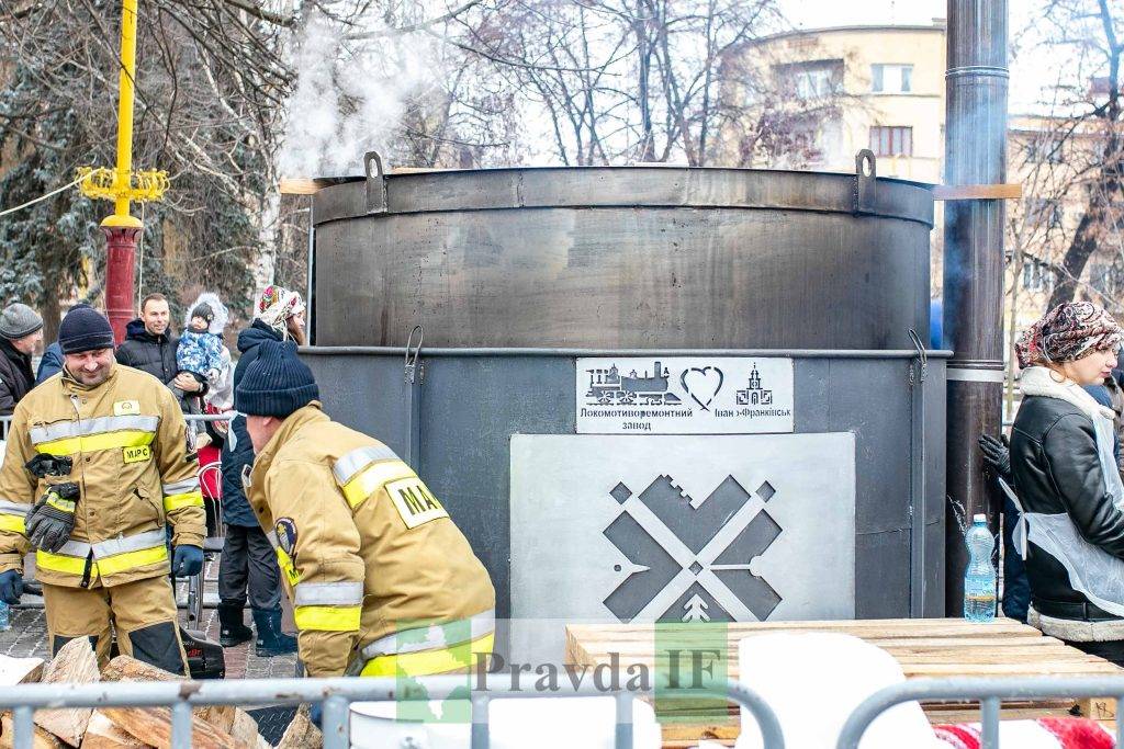 У центрі Франківська зварили дві тисячі літрів борщу - нагодують всіх охочих