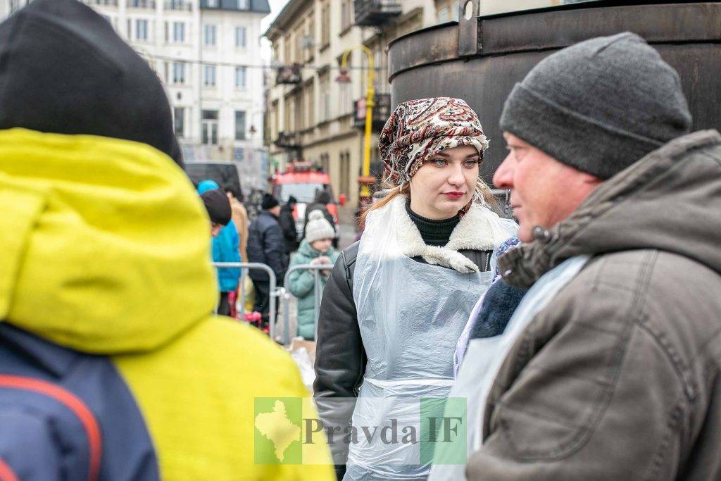 У центрі Франківська зварили дві тисячі літрів борщу - нагодують всіх охочих