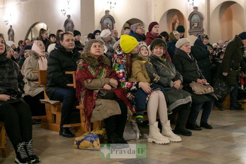 У переповненому костелі Христа Царя відслужили Вігілію Різдва Господнього ФОТОРЕПОРТАЖ