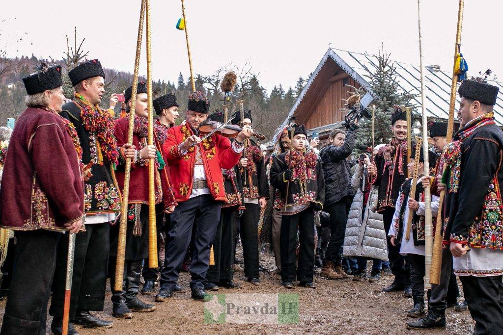 Легендарне гуцульське село Криворівня святкує Різдво 25 грудня: колоритні фото