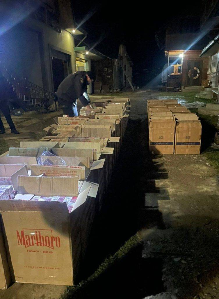 На Буковині прикордонники виявили місця зберігання контрафактного тютюну