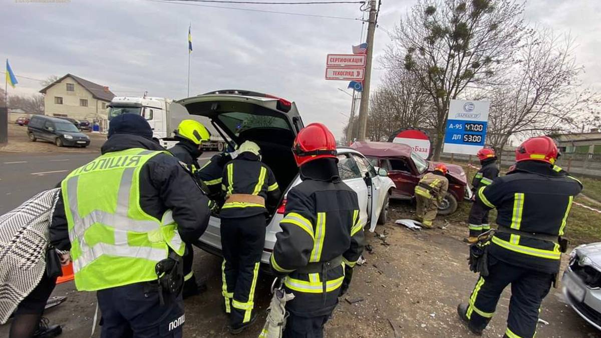 У Франківську патрульні надали домедичну допомогу водію, який серйозно травмувався у ДТП