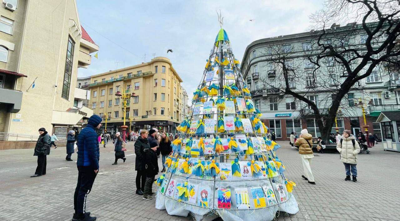 Ялинку Перемоги у Франківську підсвітять гірляндами