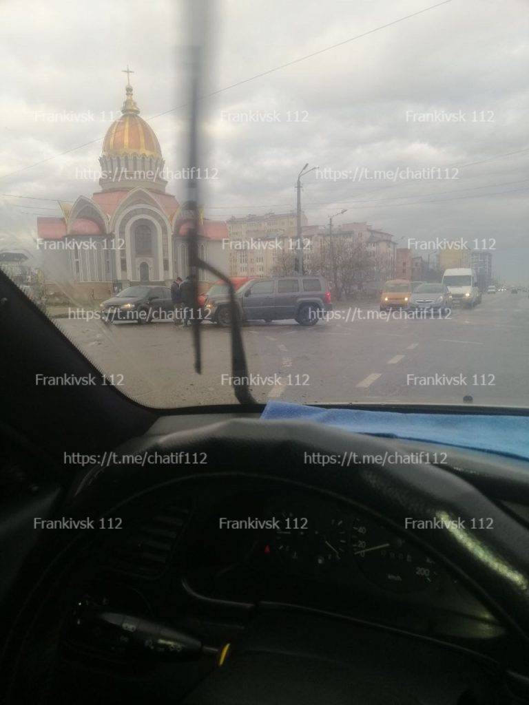 У Франківську на перехресті біля "Велесу" трапилася ДТП