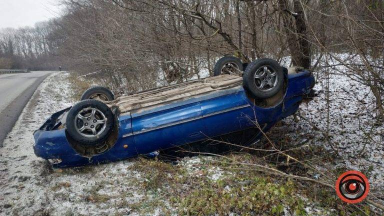 На Франківщині легковик злетів з дороги та перекинувся на дах: водія затиснуло в салоні