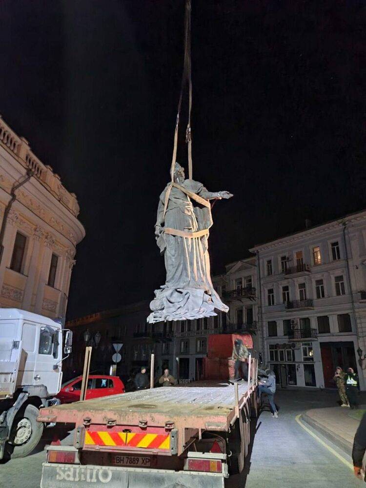 В Одесі демонтували пам’ятник Катерині ІІ