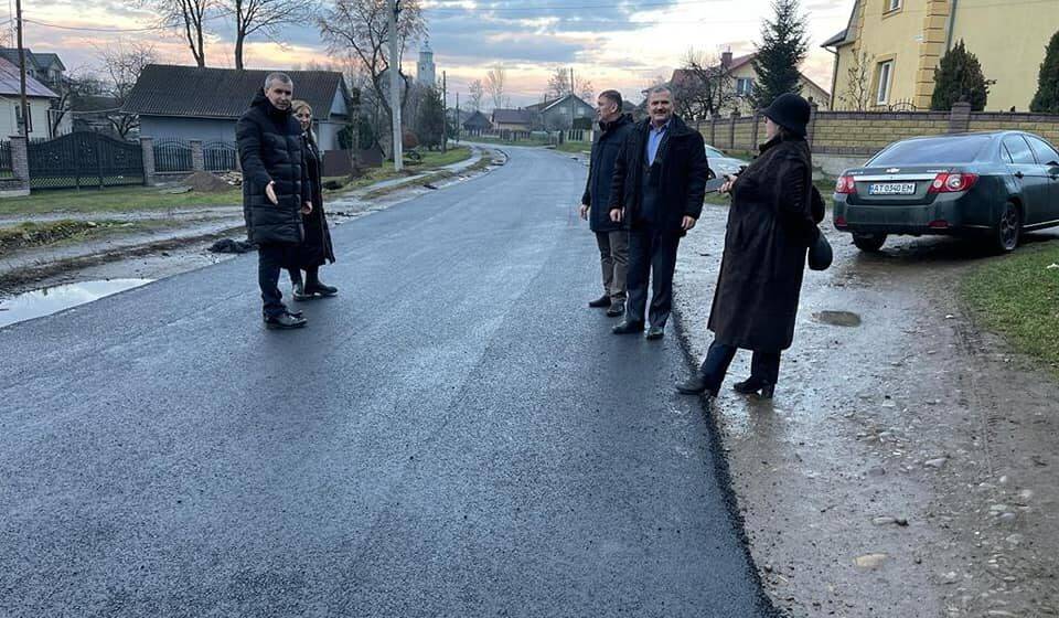 У ще одному селі Рожнятівщини відремонтували центральну дорогу