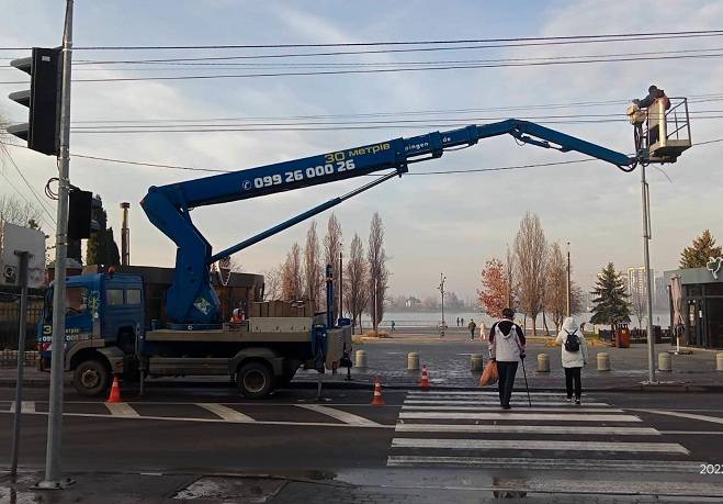 У Франківську біля міського озера вже монтують світлофор