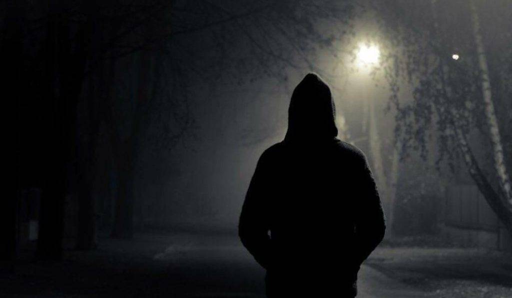 Вийшов з темряви й почав душити: У Франківську невідомий напав на дівчину