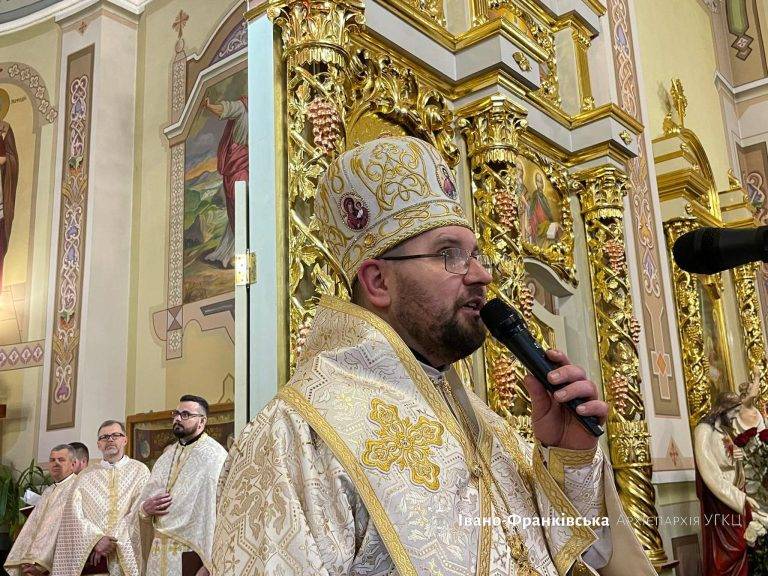 «Кожен із нас, прийшовши сюди, зустрів Божий погляд», — Владика Максим Рябуха на нічних чуваннях в Старуні