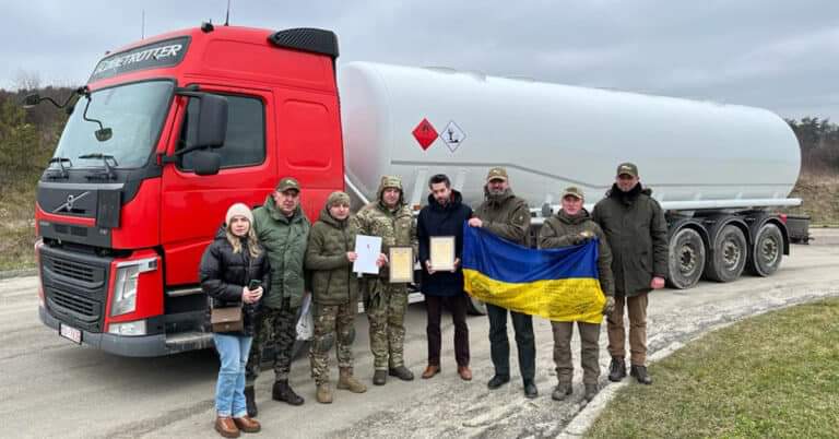 Прикарпатські вояки отримали від польських волонтерів автоцистерну для транспортування паливно-мастильних матеріалів