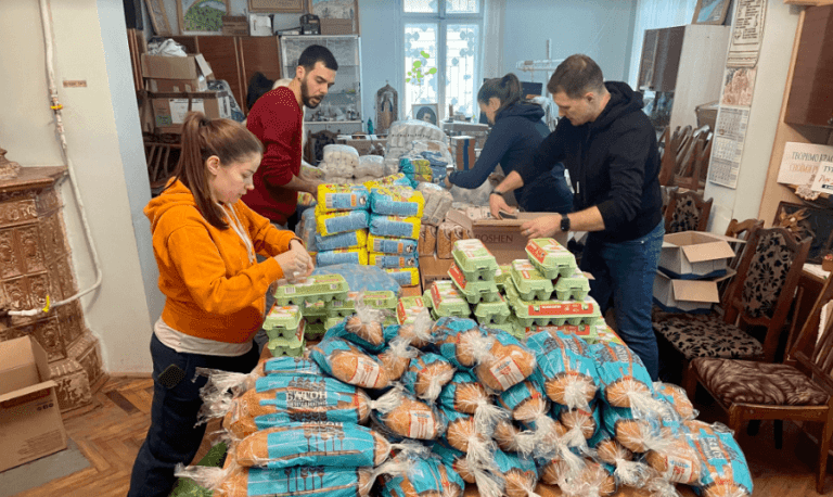 Волонтери придбали та роздали продуктові набори для літніх мешканців Франківська