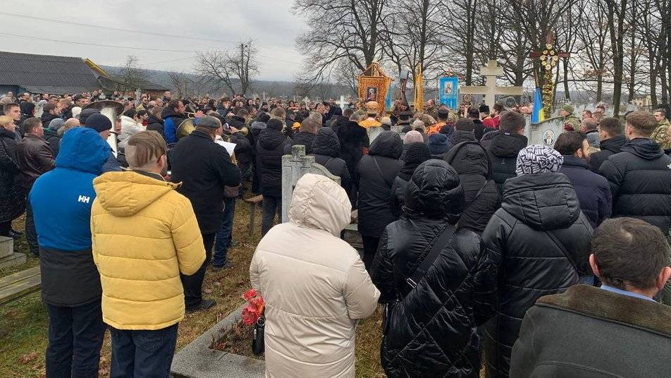 На Прикарпатті на колінах попрощалися з 23-річним воїном Дмитром Дуткою