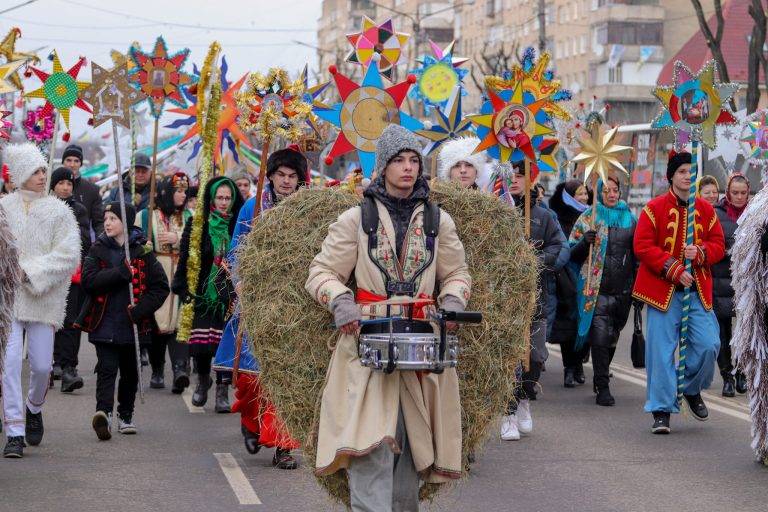 Трембіти, "кікімори" і гігантські маски: вулицями Калуша пройшла вертепна хода