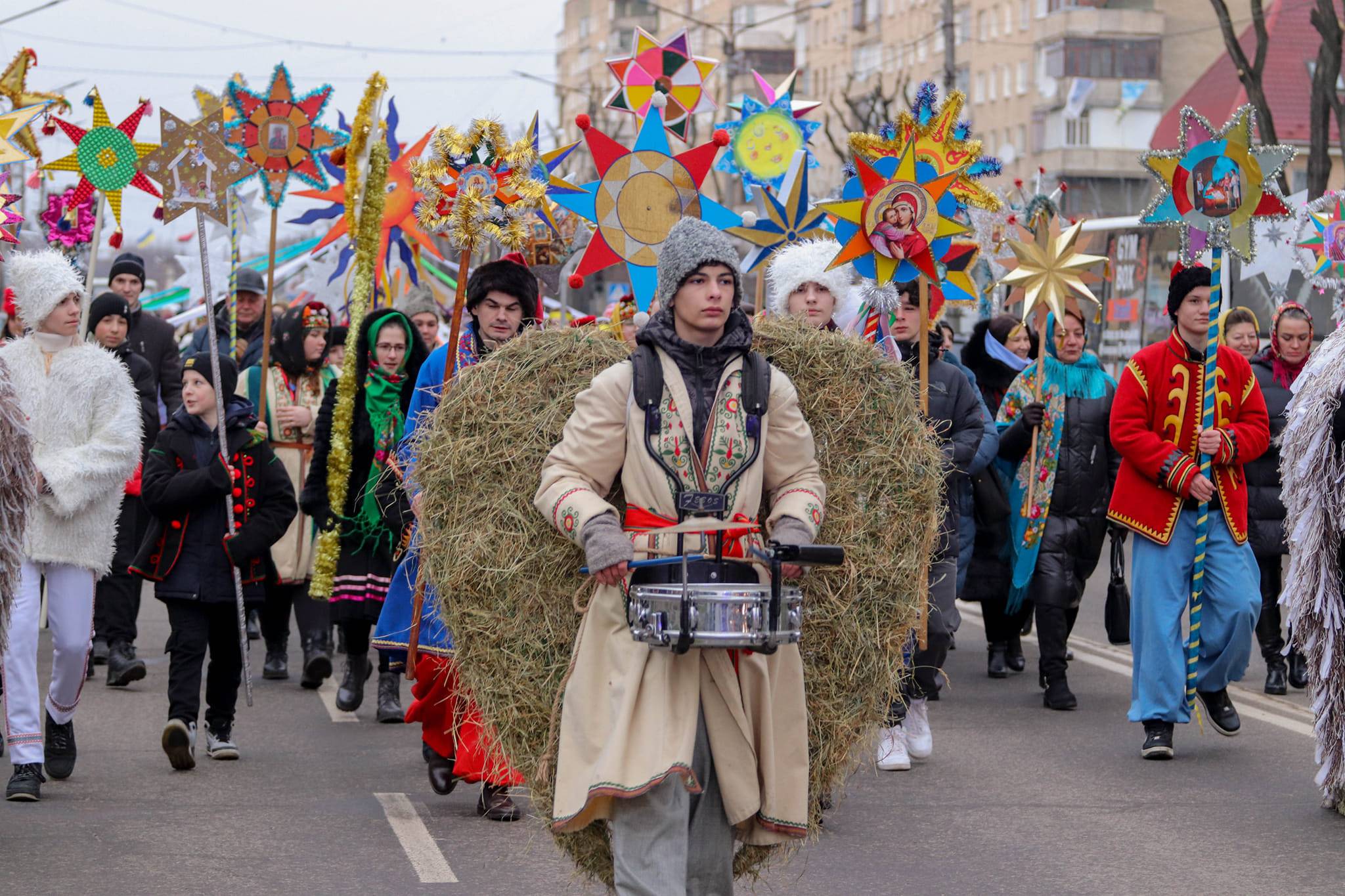 Трембіти, "кікімори" і гігантські маски: вулицями Калуша пройшла вертепна хода