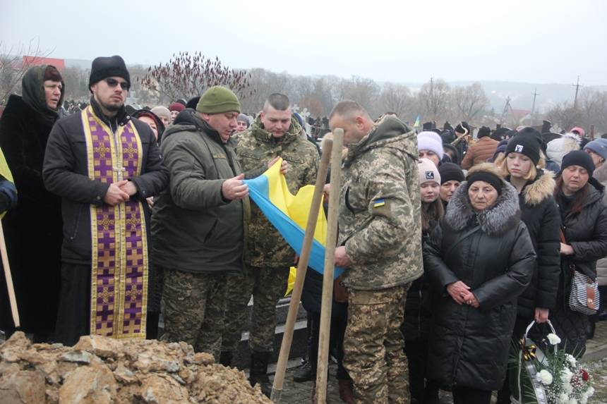 У Болехівській громаді з почестями попрощалися з Героєм Іваном Василечком