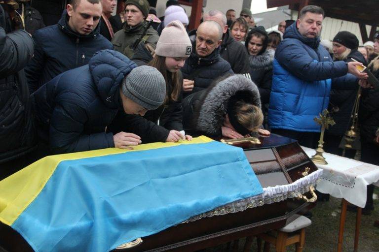 У Болехівській громаді з почестями попрощалися з Героєм Іваном Василечком