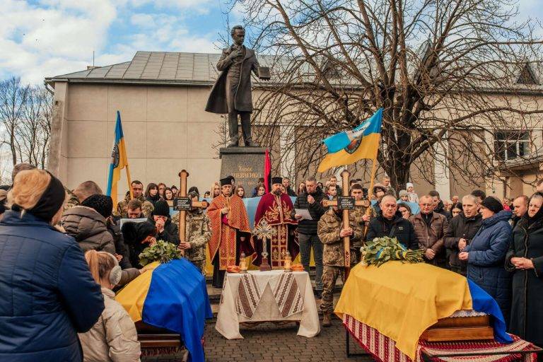 Мешканці Отинійської громади коридором пошани зустріли двох полеглих захисників