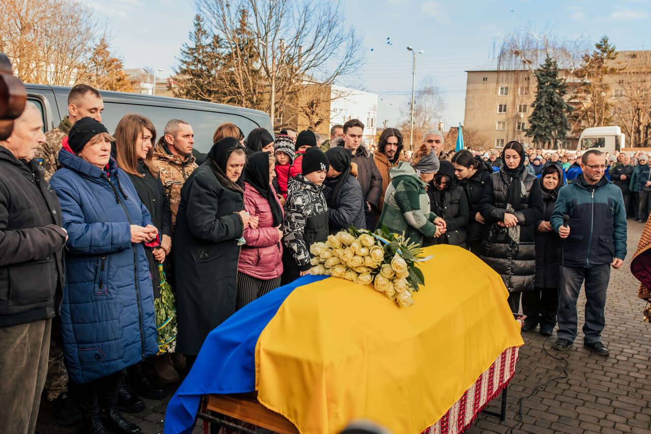 Мешканці Отинійської громади коридором пошани зустріли двох полеглих захисників,війна в україні,прикарпатці загинули на війні